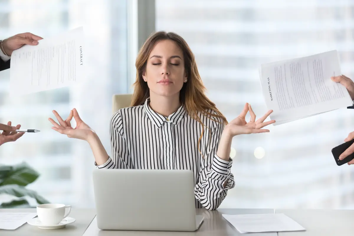 Femme d'affaires qui médite et évite le stress au travail