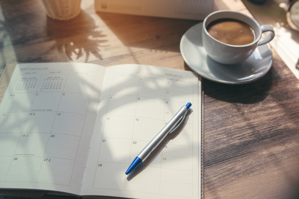 Carnet de planification et tasse de café sur un bureau