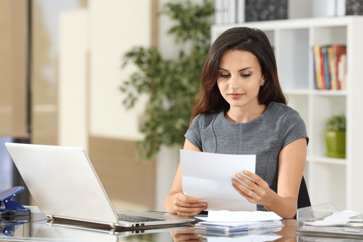 secrétaire numérisant un courrier domiciliation entreprise