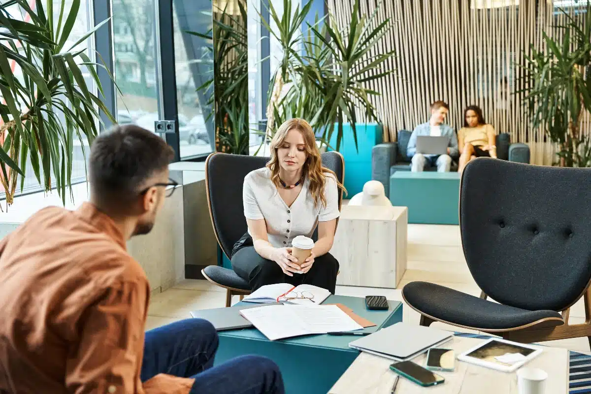 Espace de travail décontracté dans un coworking.