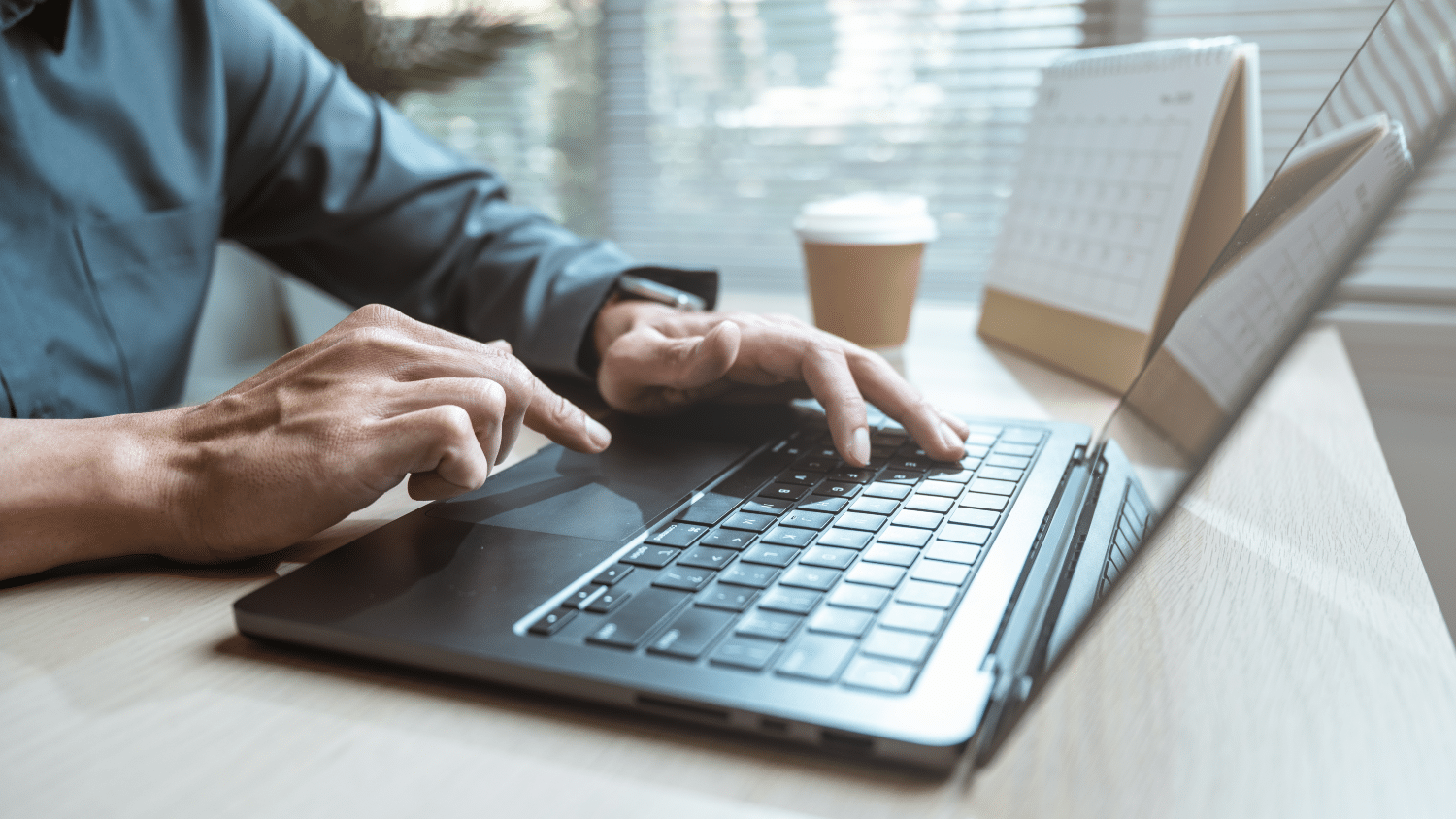 Freelance utilisant un ordinateur portable dans un bureau