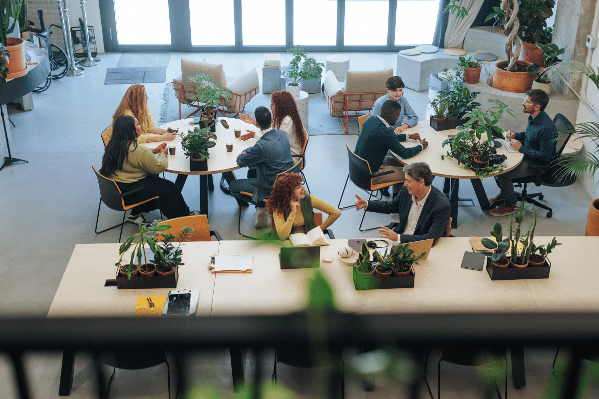 Vue panoramique d'hommes et femmes d'affaires travaillant et collaborant dans un espace de coworking moderne