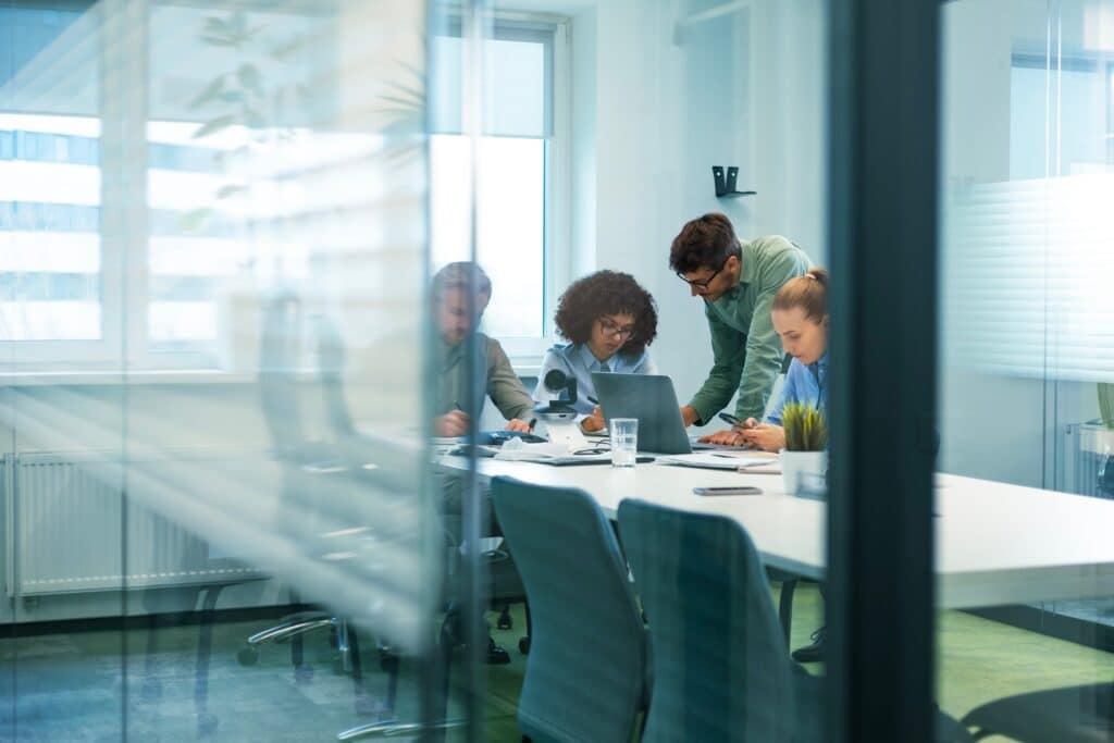 Équipe travaillant dans un bureau