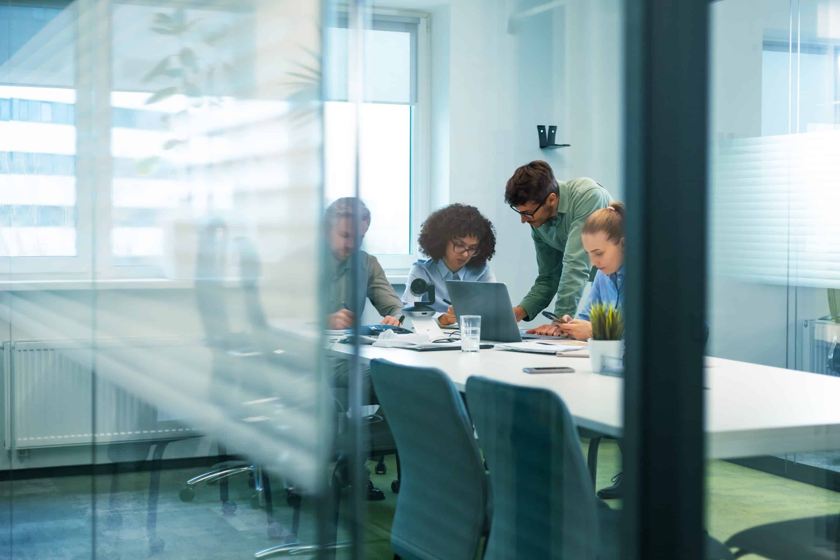 Équipe travaillant dans un bureau
