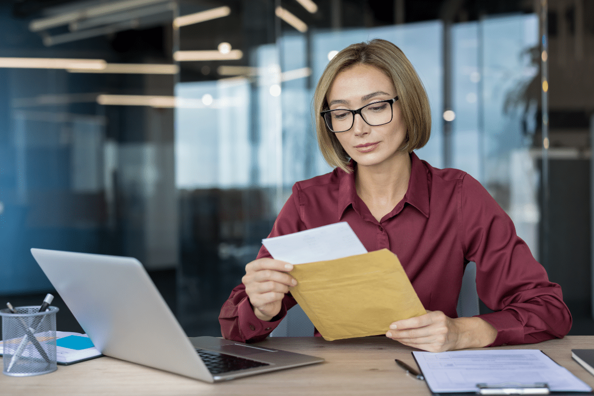 Femme d'affaires en train de s'occuper des formalités pour changer la domiciliation de son entreprise
